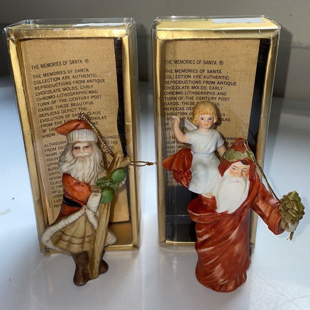 Vtg 80s set of two ceramic old fashioned Santa Claus‎ Christmas tree ornaments